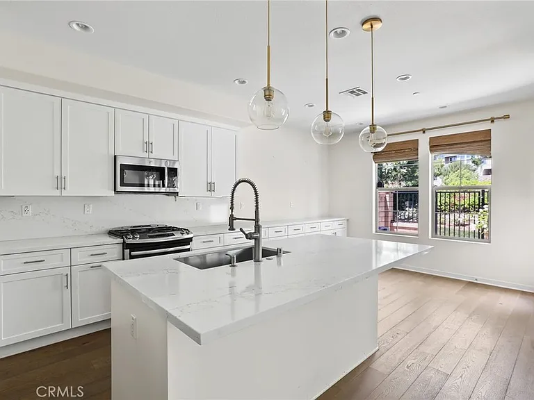 216 Finch — Photo 9