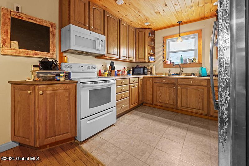3rd image of 731 6th Avenue