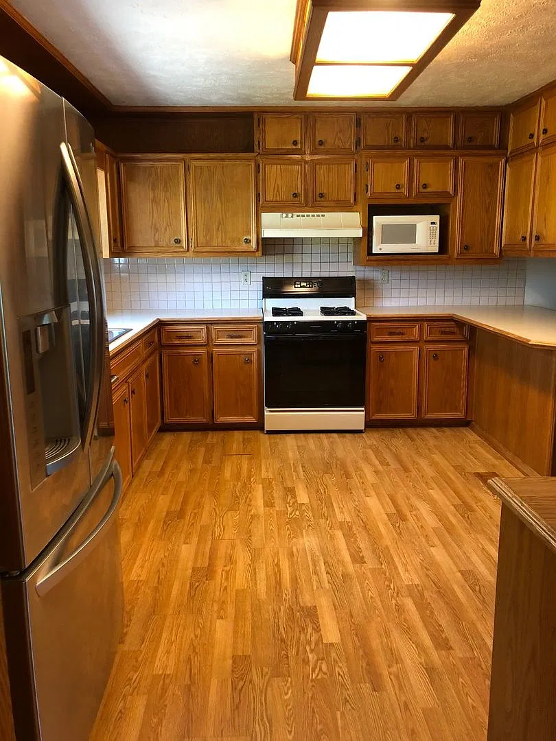 Large 4 bedroom 2 bath home - right off of West Center! — Photo 3