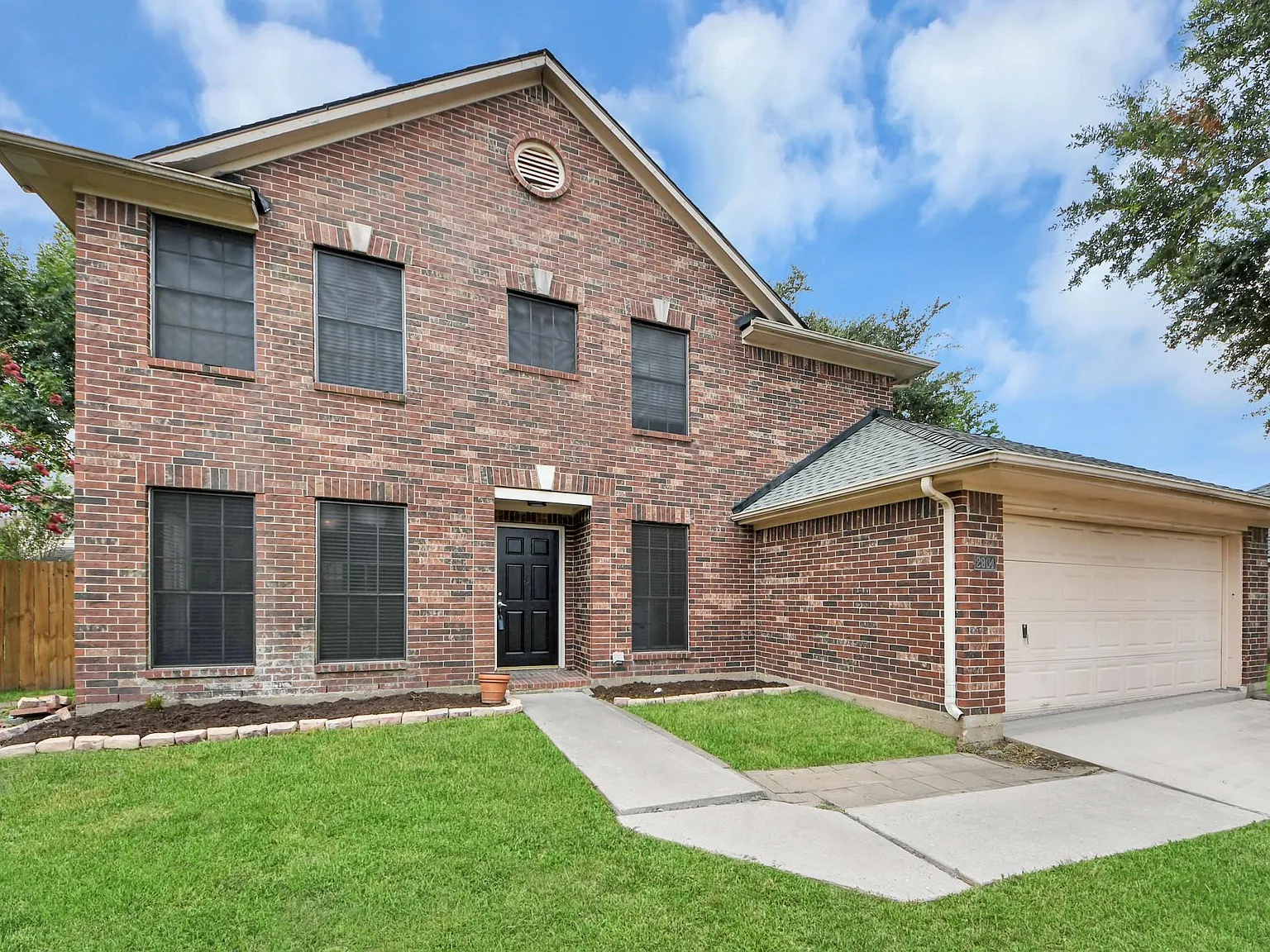 3 bed, 2.5 bath, 1850 sqft, $2,200 — Photo 3
