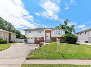 95 Harvest Ln, Commack, NY 11725