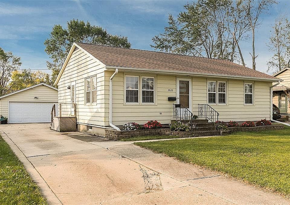 House and Garage Street View
