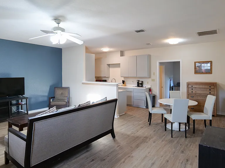 10201 Shane Dr — Photo 2