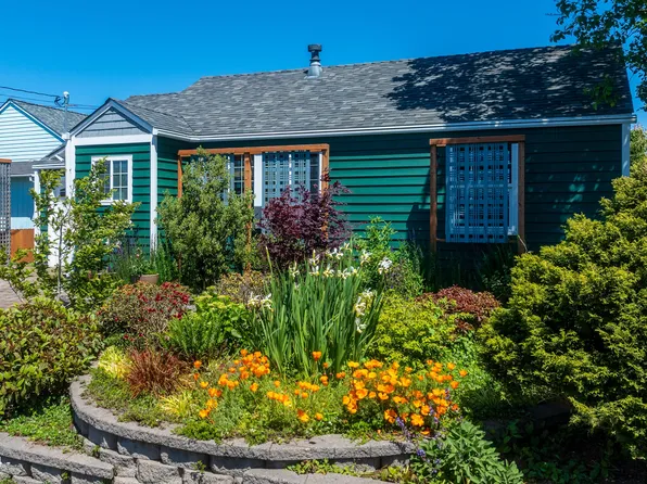1078 NE Benton St, Newport, OR 97365