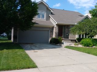 27818 Western Golf Dr, Livonia, MI 48154