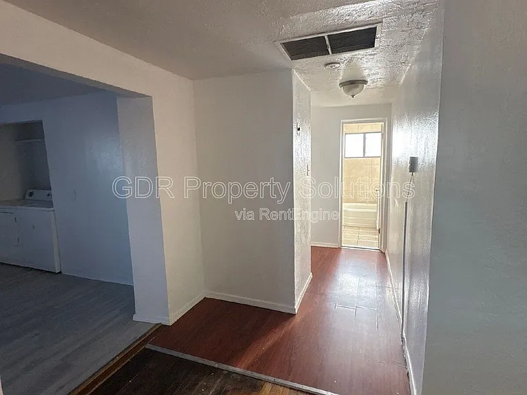 304 Texas St NE #B — Photo 3