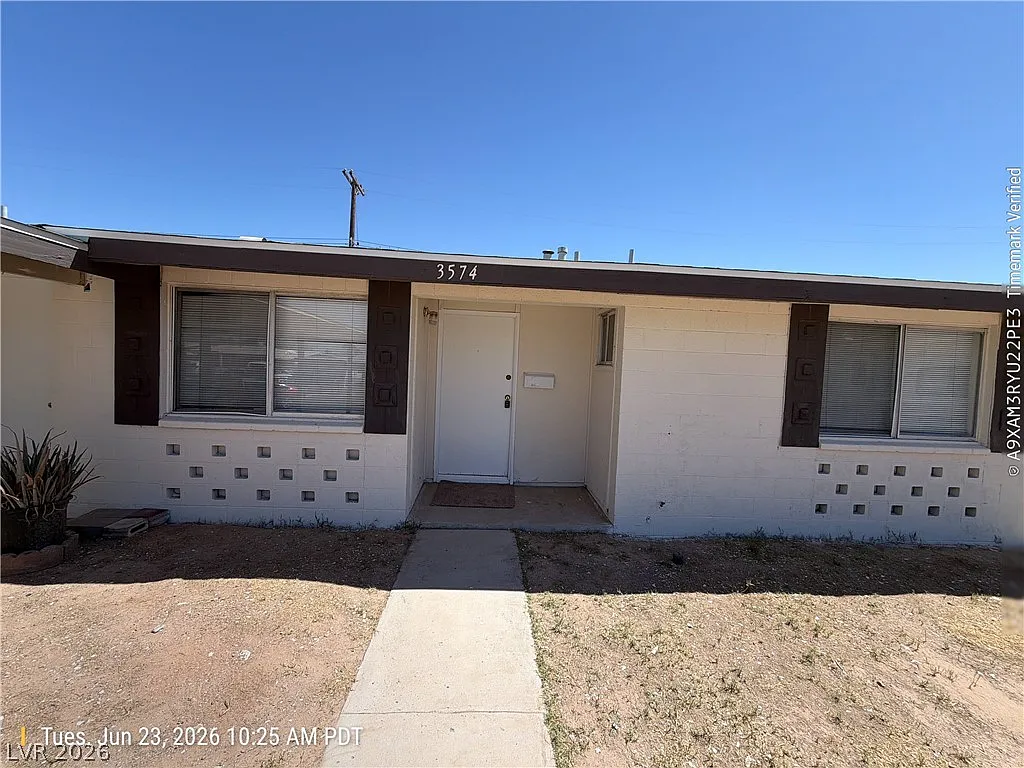 3 bed, 1.5 bath, 1052 sqft, $1,701 — Photo 2