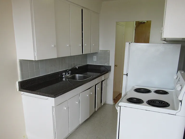 450 Winona Dr — Photo 13