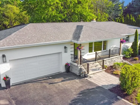 3 Liberty Dr, Lemont, IL 60439