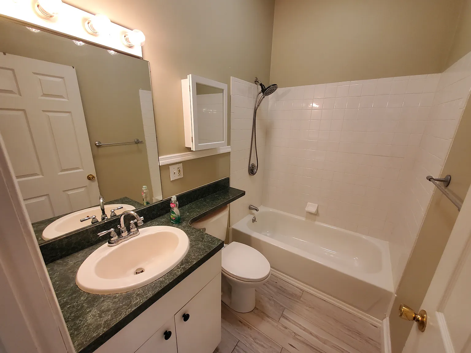 2 bed, 800 sqft, $3,700 — Photo 2