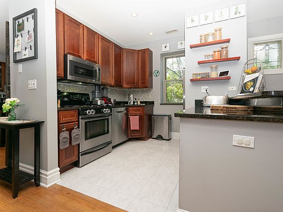 3rd image of 1265 W Granville Ave APT 2