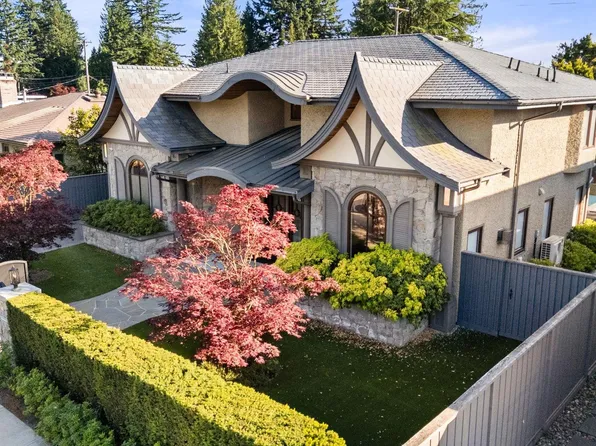 2809 Edgemont Blvd, North Vancouver, BC V7R 2N3