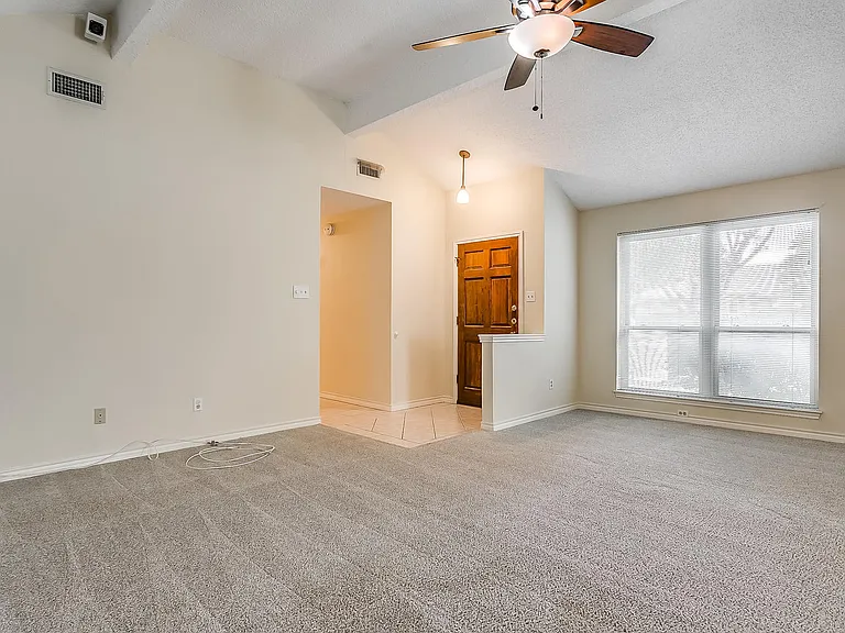 808 Sandhurst Dr — Photo 4