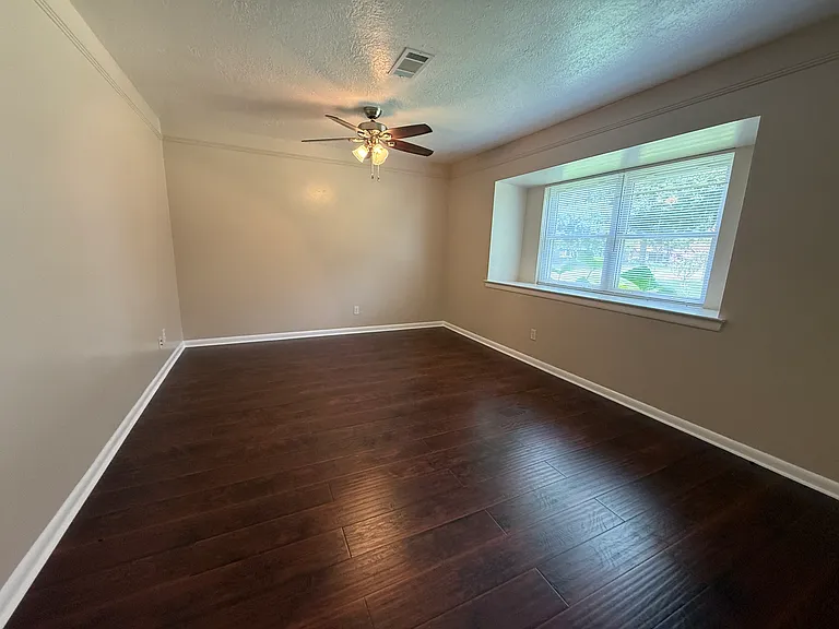 1502 Parkside Dr — Photo 5