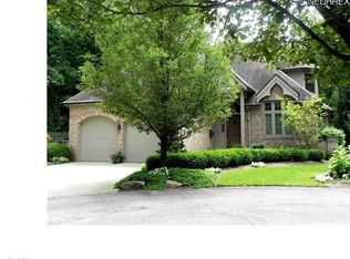 22221 Arbor Cliff Ln, Rocky River, OH 44116