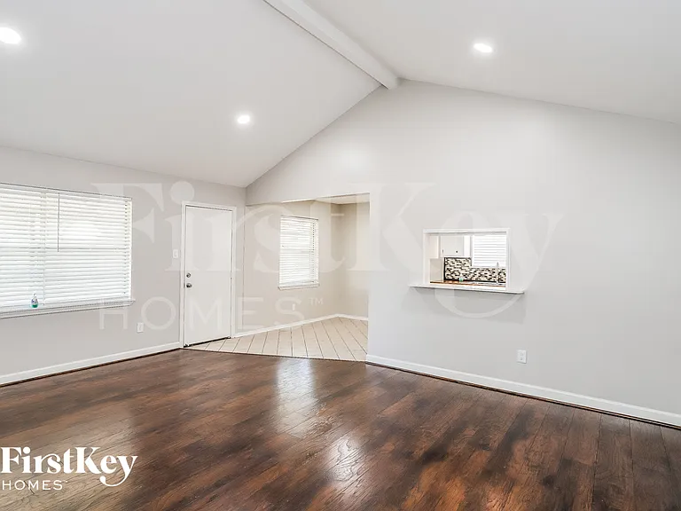 13914 Duncannon Dr — Photo 5