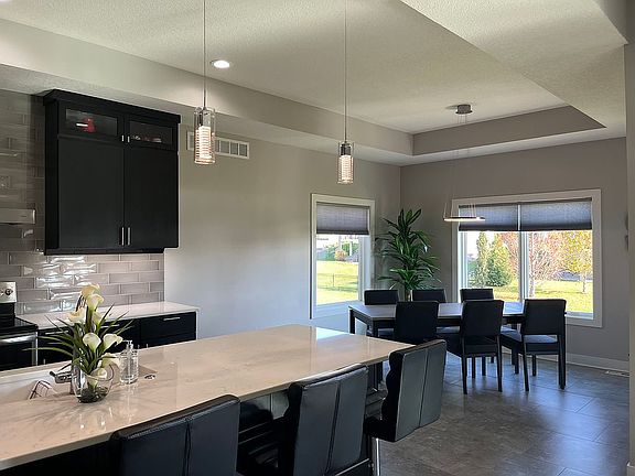 Large kitchen w/ 12' island