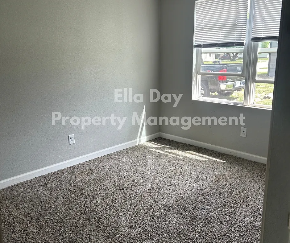 Building Photo - 319 N Ash St #4