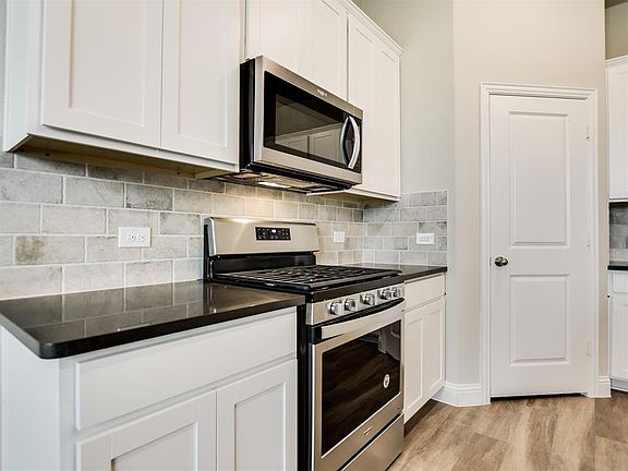 5th image of 7512 Palisades Dr