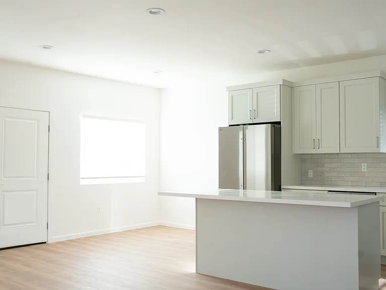 1200 N Hobart Blvd — Photo 2
