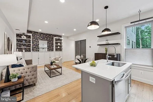 2 bed, 1.0 bath, 772 sqft, $2,700 — Photo 2
