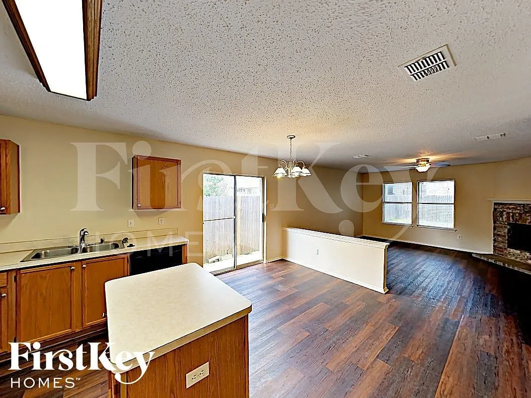 3 bed, 2.0 bath, 1351 sqft, $2,010 — Photo 4