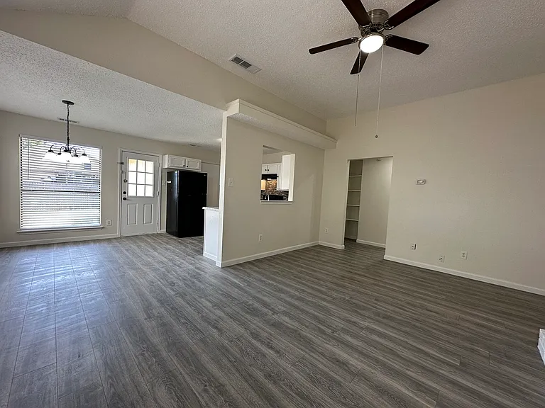 551 Stonewall Way — Photo 3