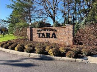 8 Ashley Cir, Commack, NY 11725