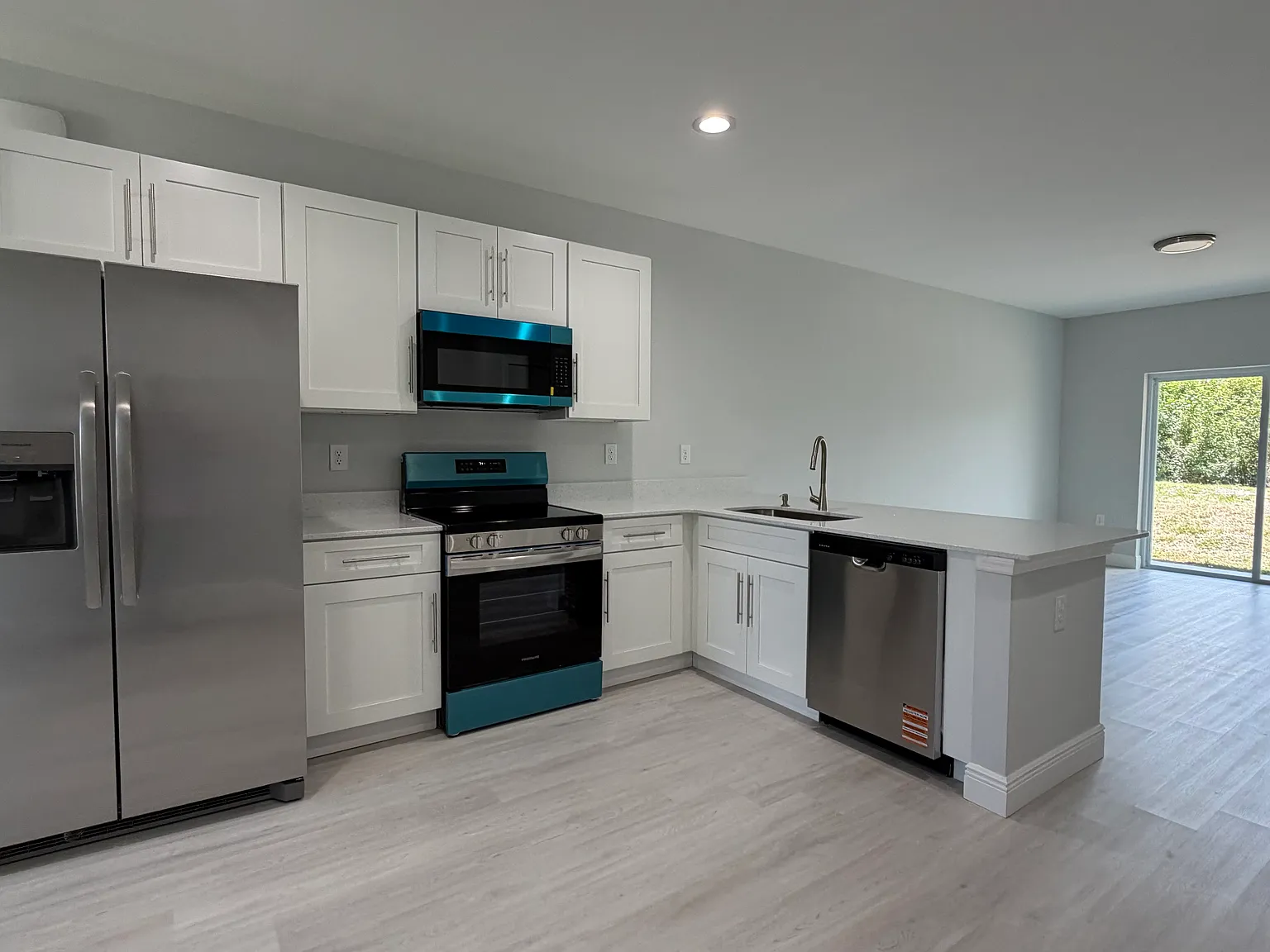 3 bed, 2.0 bath, 1240 sqft, $1,545 — Photo 2