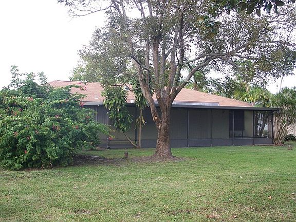 5th image of 2572 SE Calusa Ave