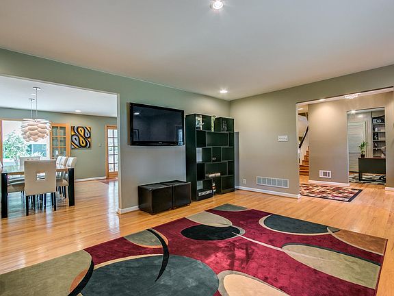 LR flows into the open DR & kitchen space