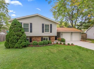 728 Dartmoor Dr, Crystal Lake, IL 60014