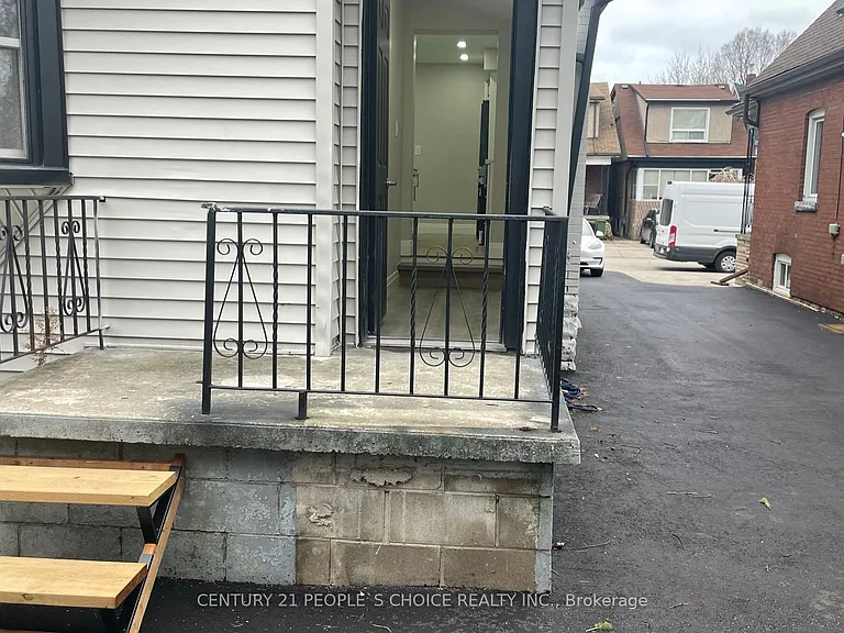 136 Edgemont St N — Photo 39
