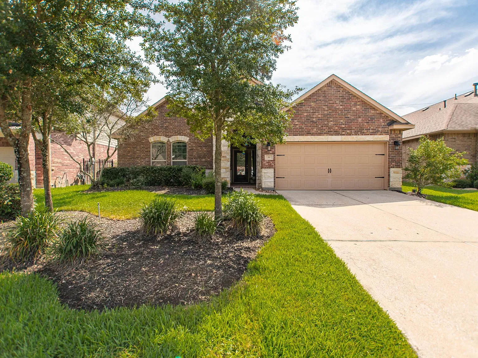4 bed, 2.0 bath, 2443 sqft, $3,200 — Photo 2