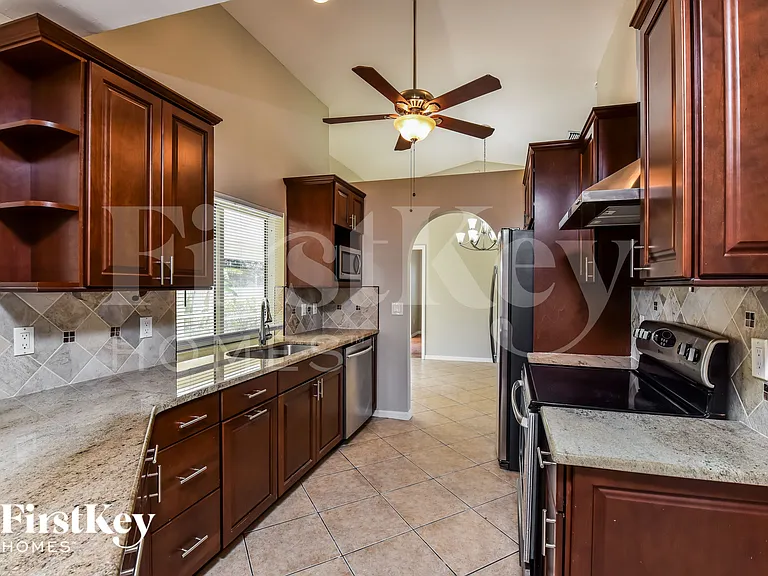 633 SW 9th Ave — Photo 7