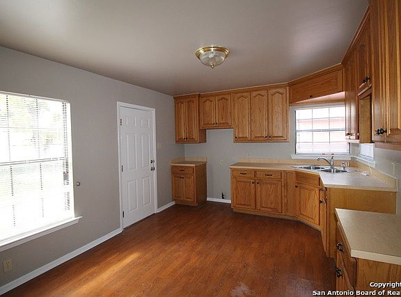 5th image of 154 Carroll St
