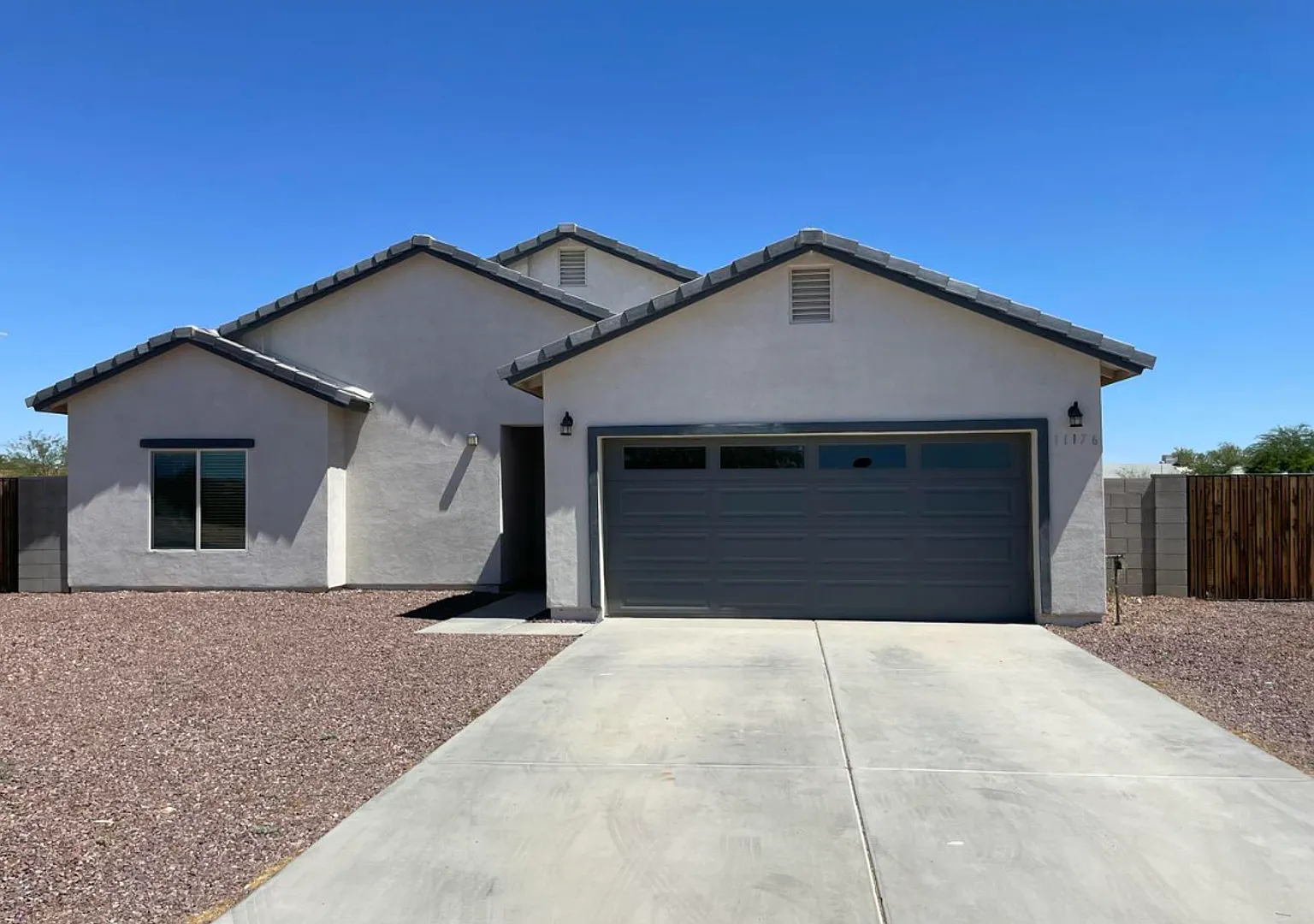 Beautiful 3 Bedroom with large fenced yard — Photo 1
