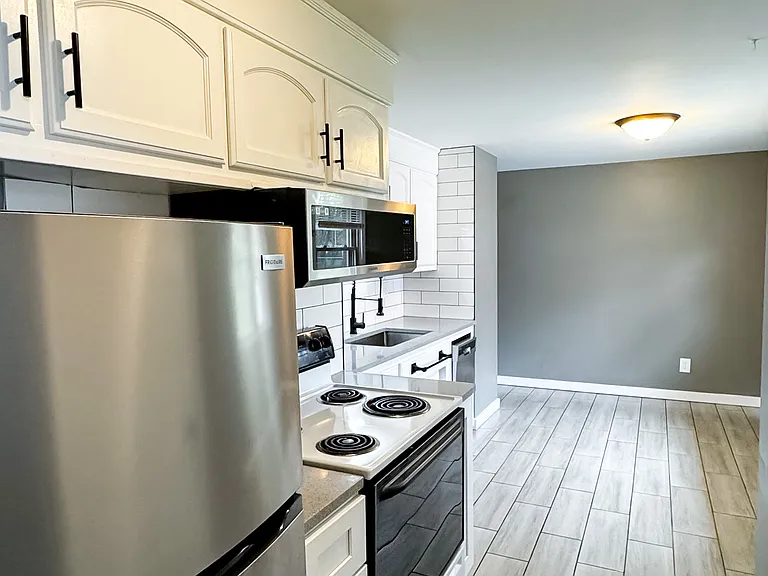 1446 Pilgrim St — Photo 13