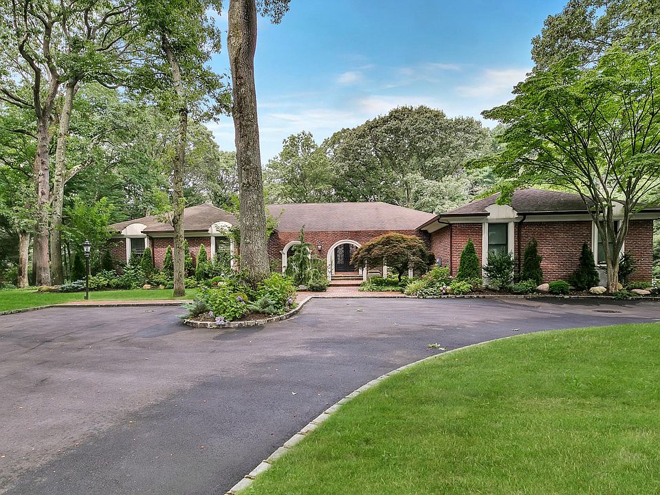 1st image of 8 Chelmsford Dr