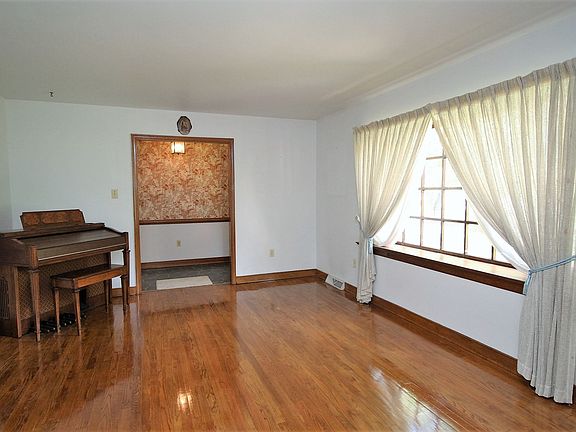 3rd image of 8704 Pine Glade Ln