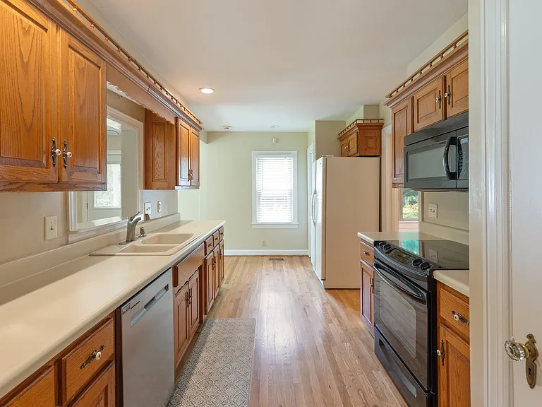 3228 Lakeshore Dr — Photo 14