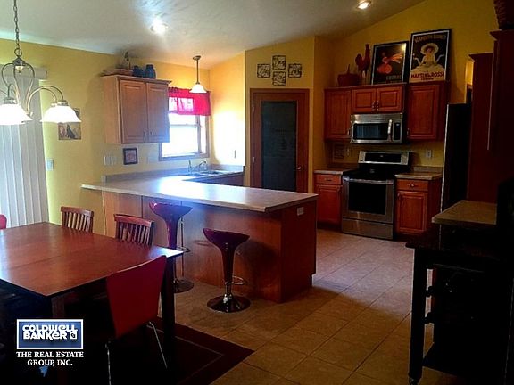 Bright kitchen w/tons of space