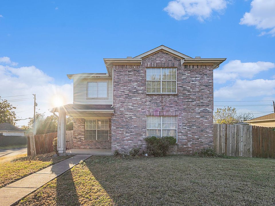 1st image of 2703 Clayton Oaks Dr