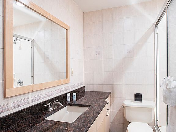 5th image of 150 W 51st St APT 927