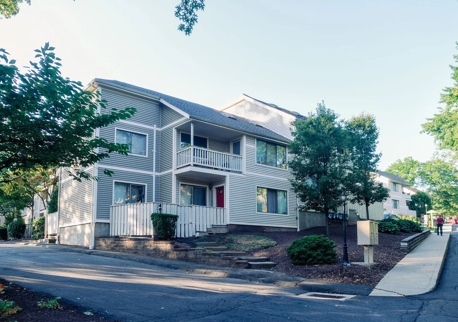 1 Bed Condo w/ Laundry and Parking — Photo 1