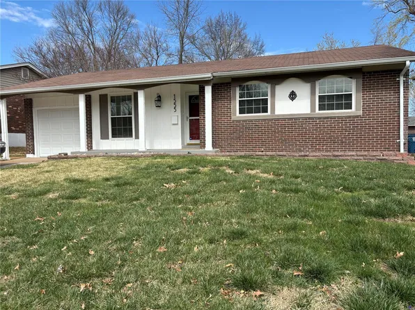 1555 Oliveto Ln, Hazelwood, MO 63042