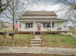 402 W 4th St, Livingston, TN 38570