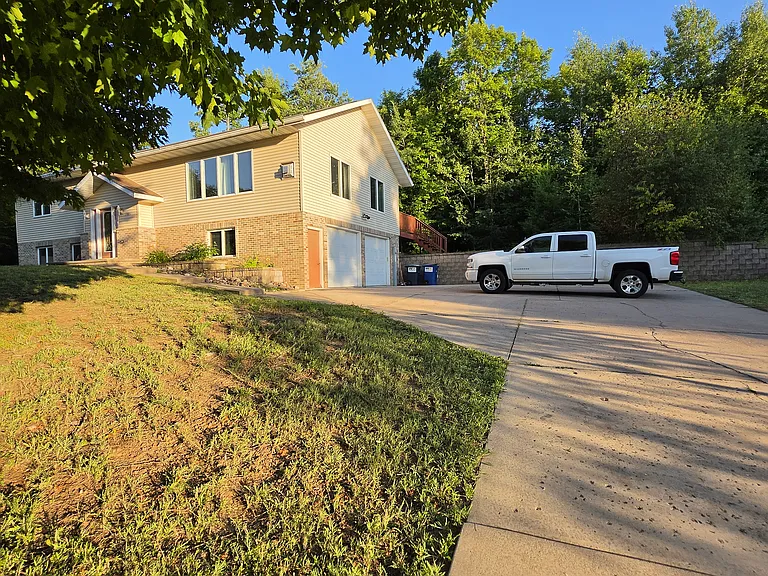 1901 Spruce Ln — Photo 1