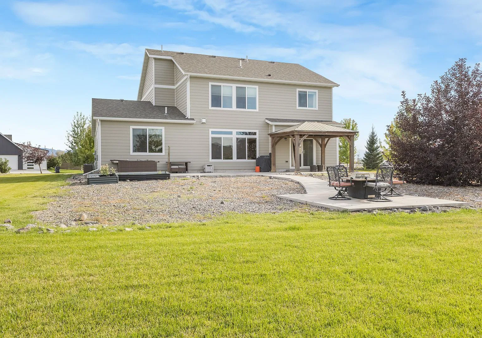 4-bedroom House with Large Yard — Photo 3