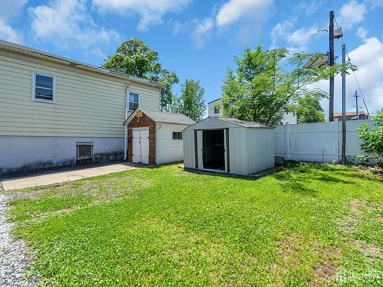 287 E Smith St — Photo 41